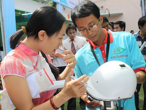A student presents motobike helmet's new safety features at the Youth Creative Festival on January 2. (Photo: Tuoi Tre)